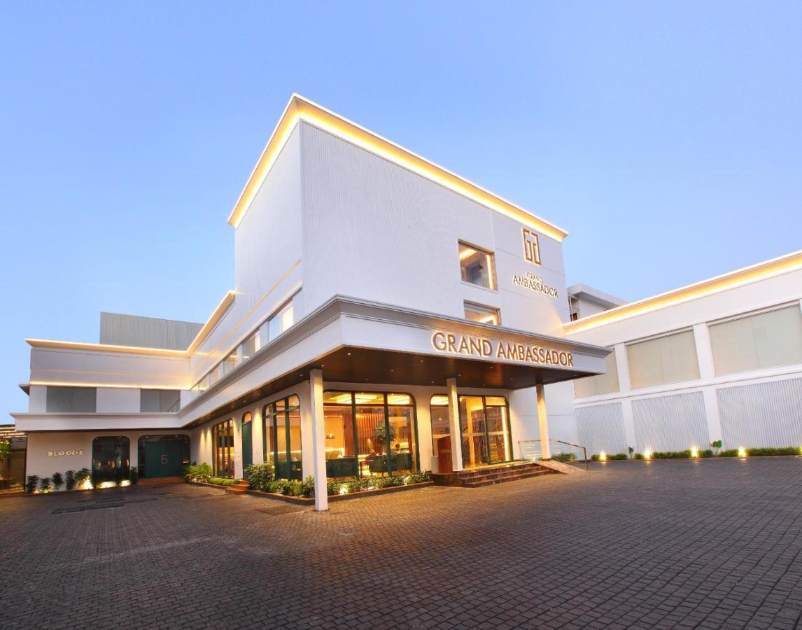 The Grand Ambassador Hotel Kottayam Exterior photo